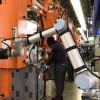 Prindere pachet energie bratul robotului industrial mic cobot cu benzi velcro antiderapante fabricate pt industria automatizarilor si roboticii