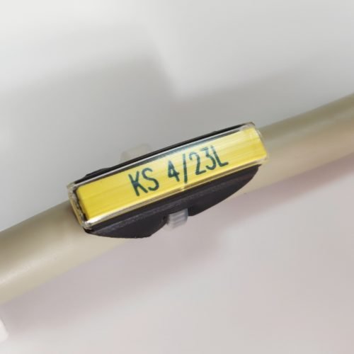 Tila eticheta inserata suport transparent prinsa pe cablu cu colier de plastic utilizata in fabrica in instalatia electrica pe dispozitiv componenta CNC